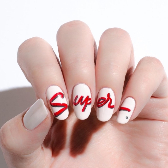 lettres inspirants nail art ongles longs, manucure de base blanche avec lettres rouges gel