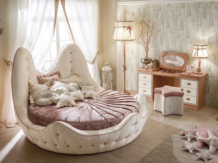 couleur ecru dans la chambre romantique avec lit rond et meubles vintage en bois clair, décoration en beige et rose poudré