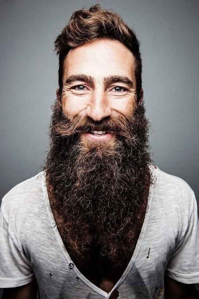grosse barbe taillée en pointe type hipster homme