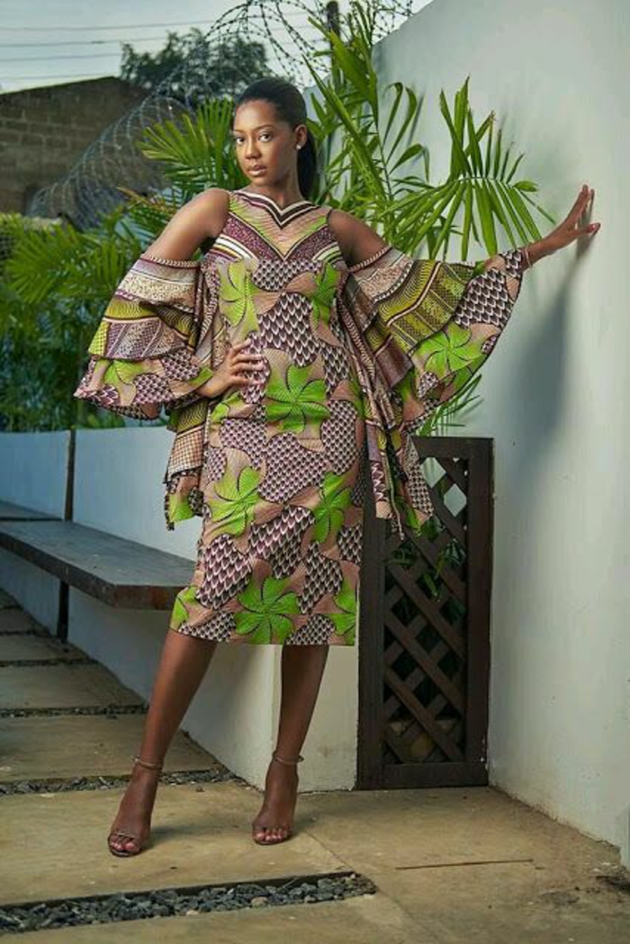 robe glamour, épaules tombantes avec des grands volants sur les manches, mode africaine, robe africaine avec des motifs feuilles de palmier,