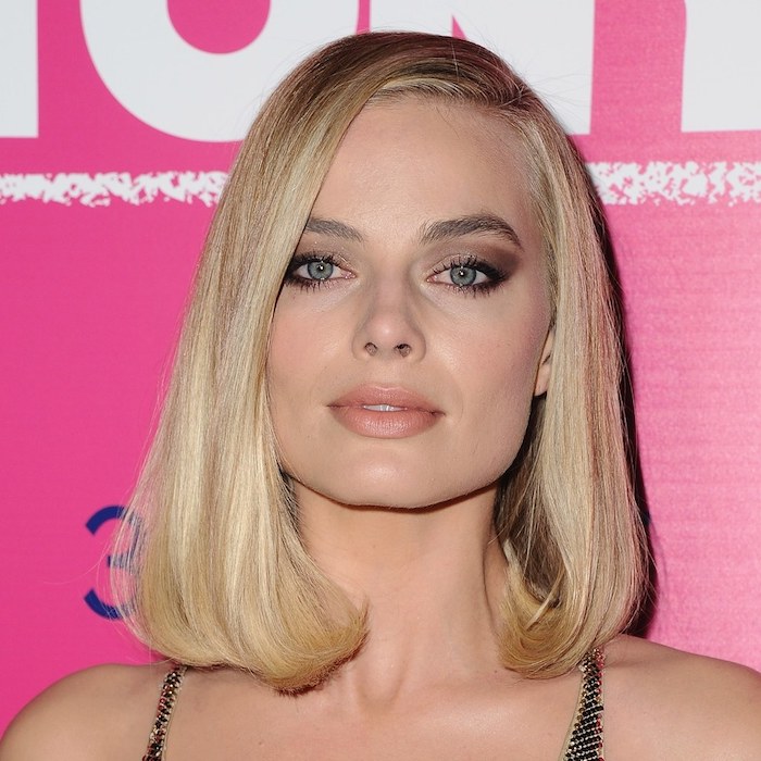 margot robbie et sa coupe carré plongeant lisse long, mèches de devant plus longues, coiffure vintage originale