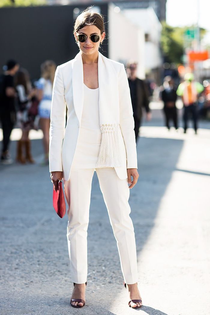 tenue classe femme en total look blanc avec tailleur élégant de coupe simple agrémenté d'écharpe