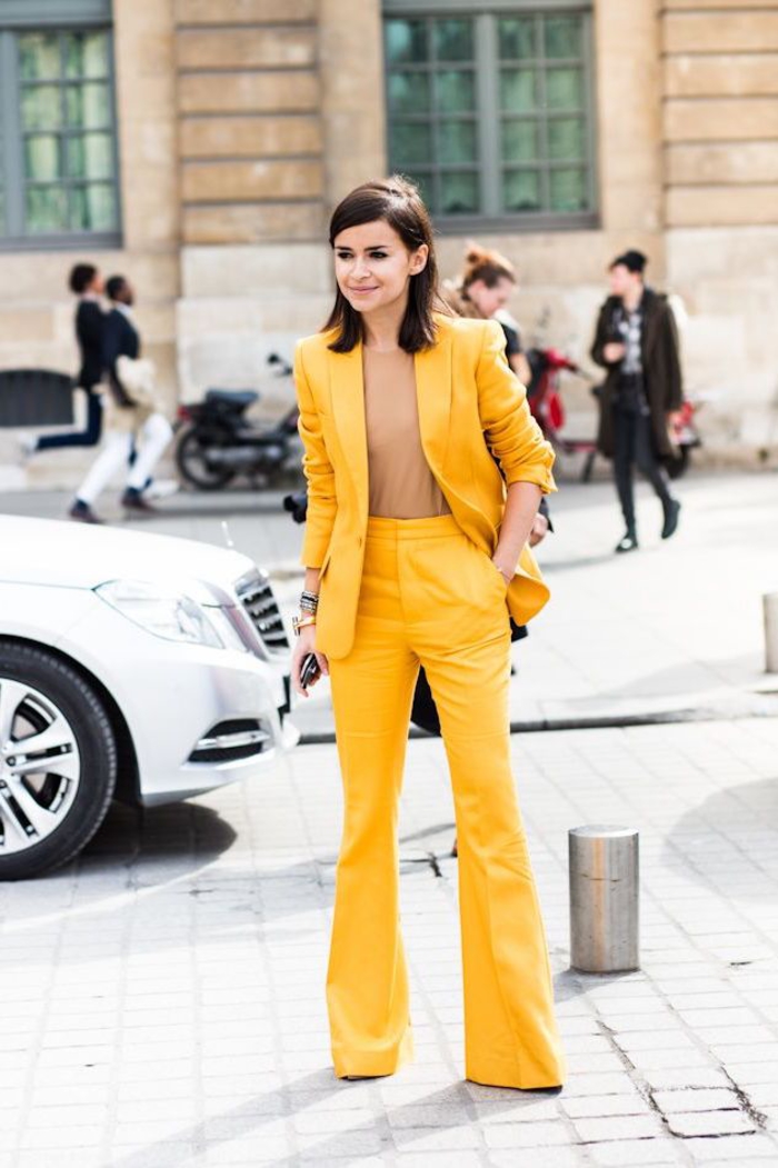 une tenue chic femme en jaune canari qui flatte la silhouette, pantalon de tailleur évasé combiné avec un blazer ajusté et un top couleur nude