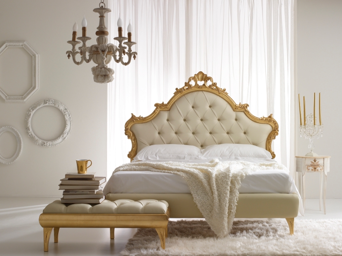 style baroque dans la chambre adulte avec un lit beige et meubles de finitions métalliques, décoration des murs blancs avec cadres photo vintage