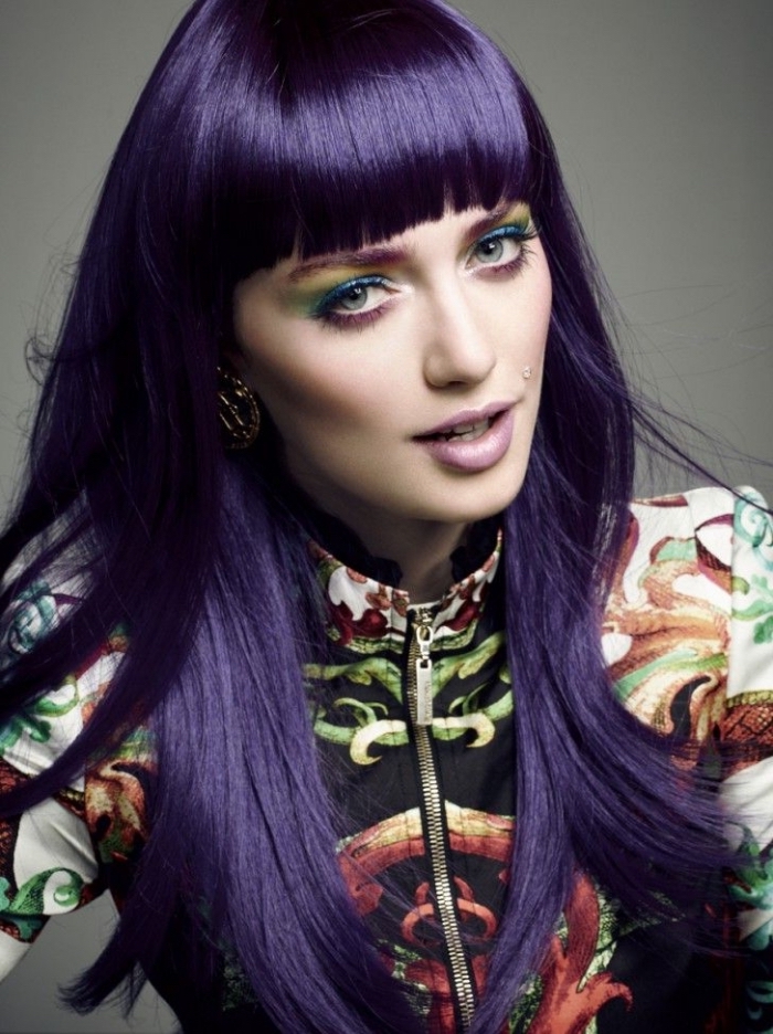 les cheveux prune foncé pour teint olive, quel maquillage choisir pour cheveux violets, coupe cheveux longs avec frange