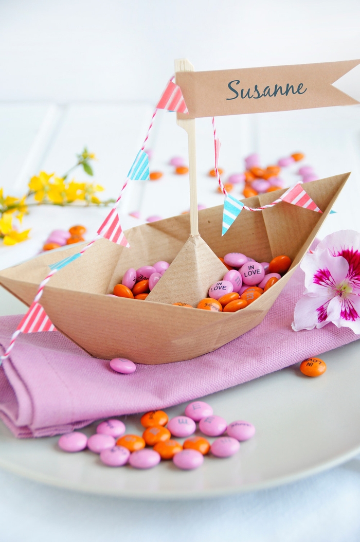 idée pour une déco de table comme bateau origami en papier kraft, un marque-place mariage à réaliser soi-même en papier