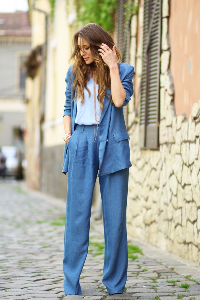 un pantalon fluide femme chic associé à une veste légère et un top en nuance de bleu clair pour une vision chic décontractée au bureau