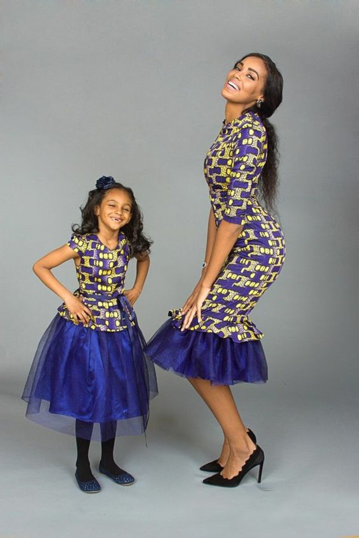 robes de soirée pour mère et fille avec tulle bleu, pagne africain, motifs géométriques en bleu et jaune, manches courtes pour la robe de la fillette et manches 3/4 pour la robe de maman 