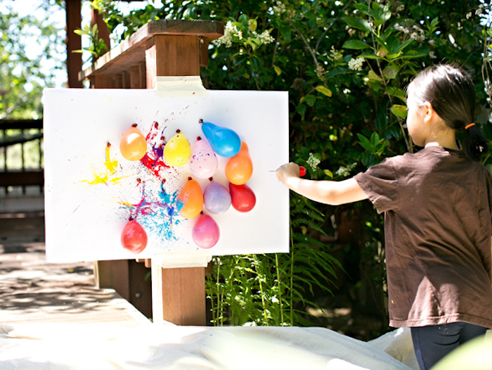 activité manuelle maternelle créative suivant la methode montessori, ballons remplis de peinture pour créer un cadre abstrait
