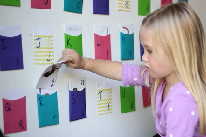 activité montessori ranger des cartes avec des dessins animaux dans des poches colorées, idée ludique comment apprendre l'alphabet