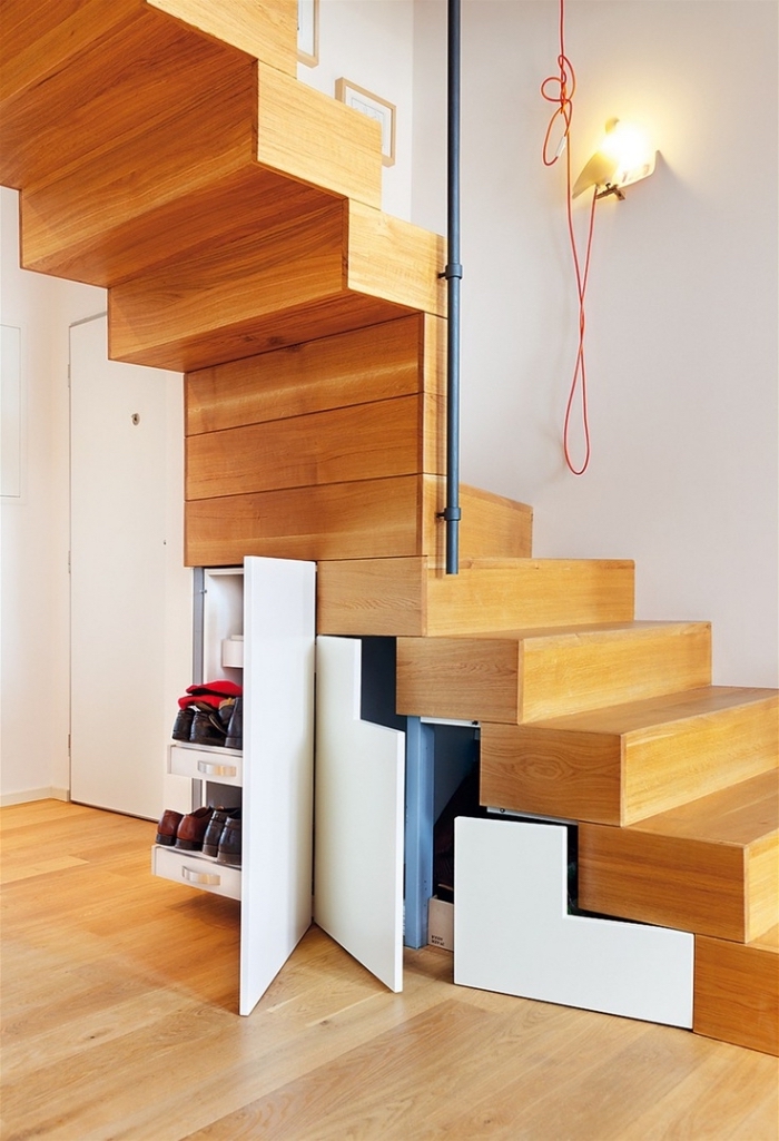 modèle d'armoire sous pente aux portes coulissantes sans poignées, escalier moderne en bois clair