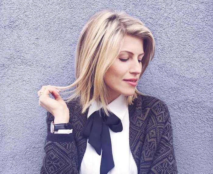 modele-de-carré-plongeant-dégradé-blond-cheveux-lisses-et-frange-sur-le-côté-tenue-femme-stylée coupe carré plongeant avec frange sur le coté, tenue femme en noir et blanc, coiffure cheveux lisses simple