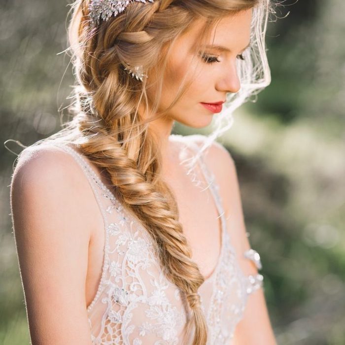 modele de coiffure natte pour mariage sur le coté qui se prolonge en tresse épi, robe de mariée style champetre, accessoire original
