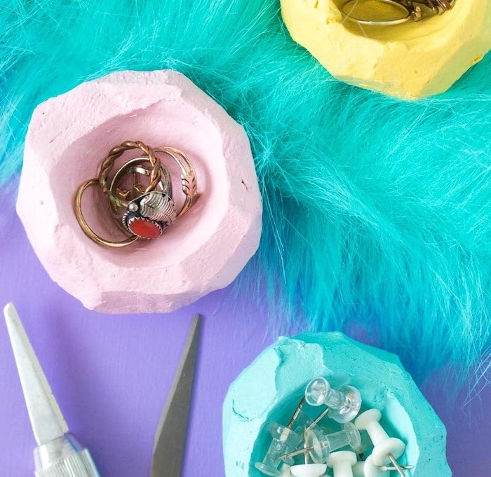 idée pate fimo colorée en rose, bleu et jaune pour fabriquer des coupelles de rangement de bijoux et fournitures de bureau
