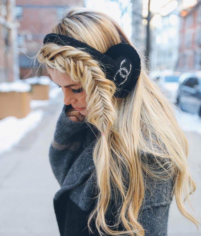 exemple de tresse sur le coté en épi de blé réalisée sur de longs cheveux blond, tenue femme hiver