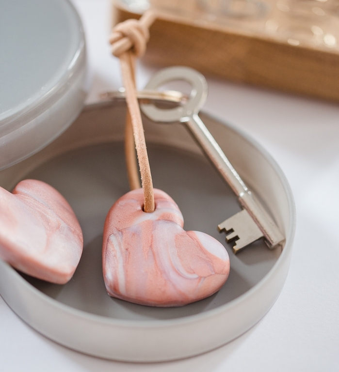 exemple de porte clé en fimo en forme de coeur à effet marbre blanc, rose et gris, cadeau pour sa copine à offrir pour saint valentin