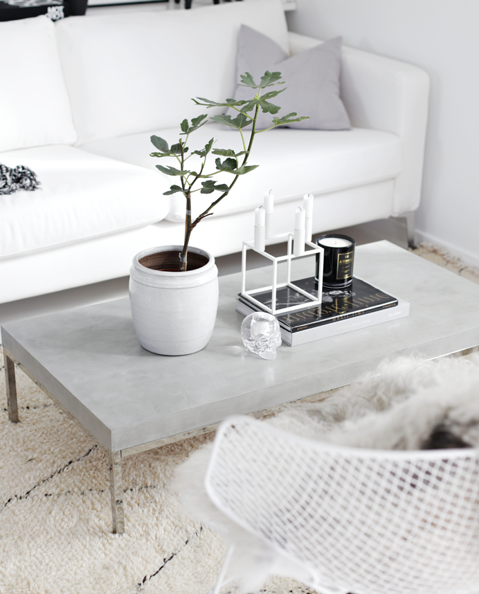 modele de table basse diy design en plateau de beton et pieds metallique, canapé et chaise blanches, salon style scandinave