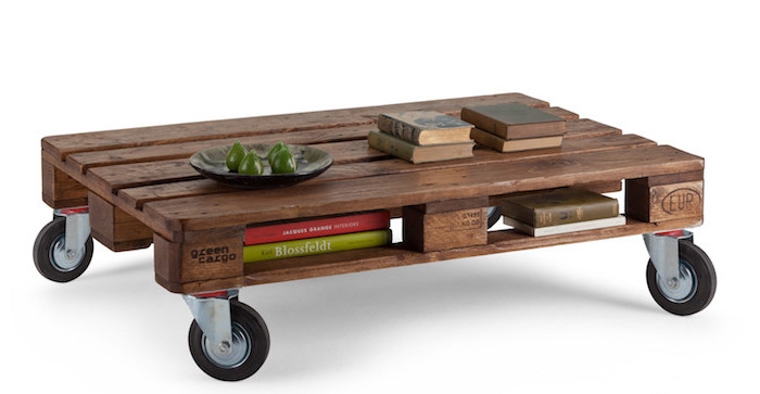 table basse palette sur roulettes, avec des rangement pour livres entre les planches, bois marron foncé