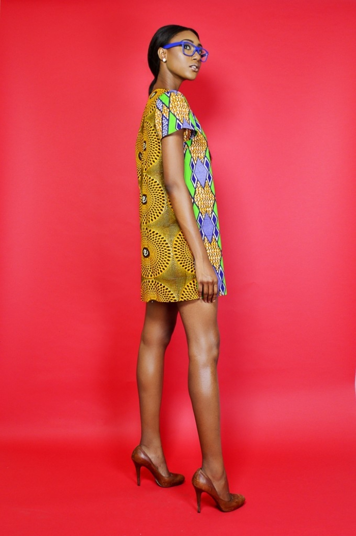 tunique africaine de couleur jaune aux motifs géométriques vert et bleu, idée vêtement femme de style africain