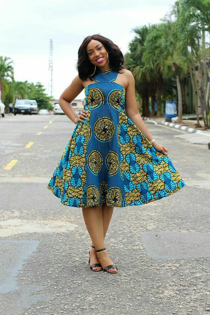 vetement en wax, robe africaine, mode africaine, modèle en bleu et jaune, longueur sous les genoux, sans manches, modèle d'été