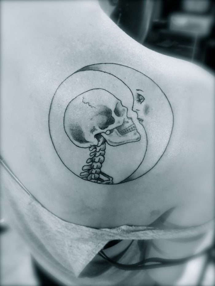 Joli tatouage quels sont les plus beaux tatouages feminin la lune et un squelette 