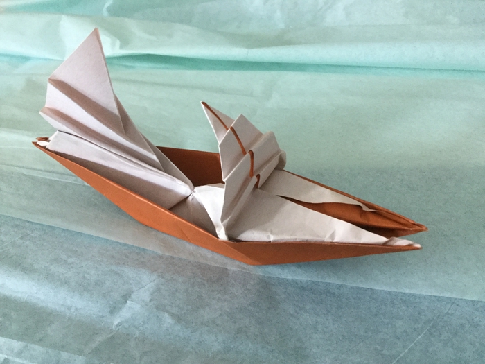 un modèle d'origami bateau un peu plus élaboré pour ceux quin ont avancé dans l'art de pliage origami