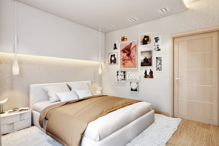association couleur beige dans l'intérieur, mur avec photos et plafond suspendu blanc dans chambre adulte