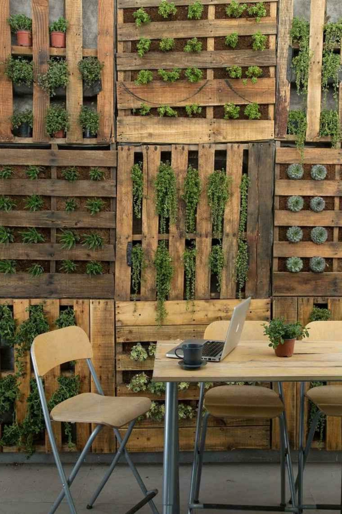 intérieur déco rustique industrielle, mur végétal palette, plantes cultivées à l'intérieur d'une palette