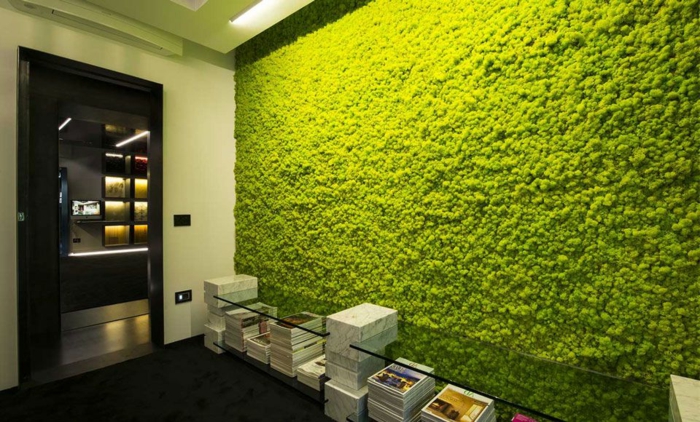 comment décorer loffice ou l'appartement avec un mur vegetale, table en verre longue