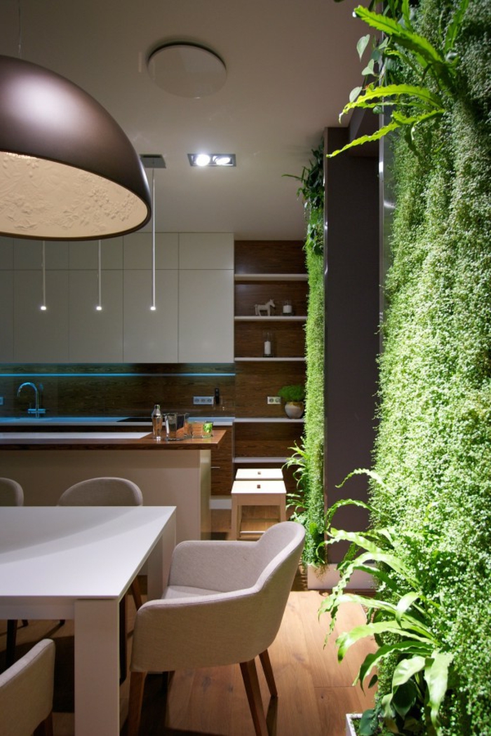 cuisine avec un mur végétalisé, plafonnier style industriel, cuisine moderne, table taupe