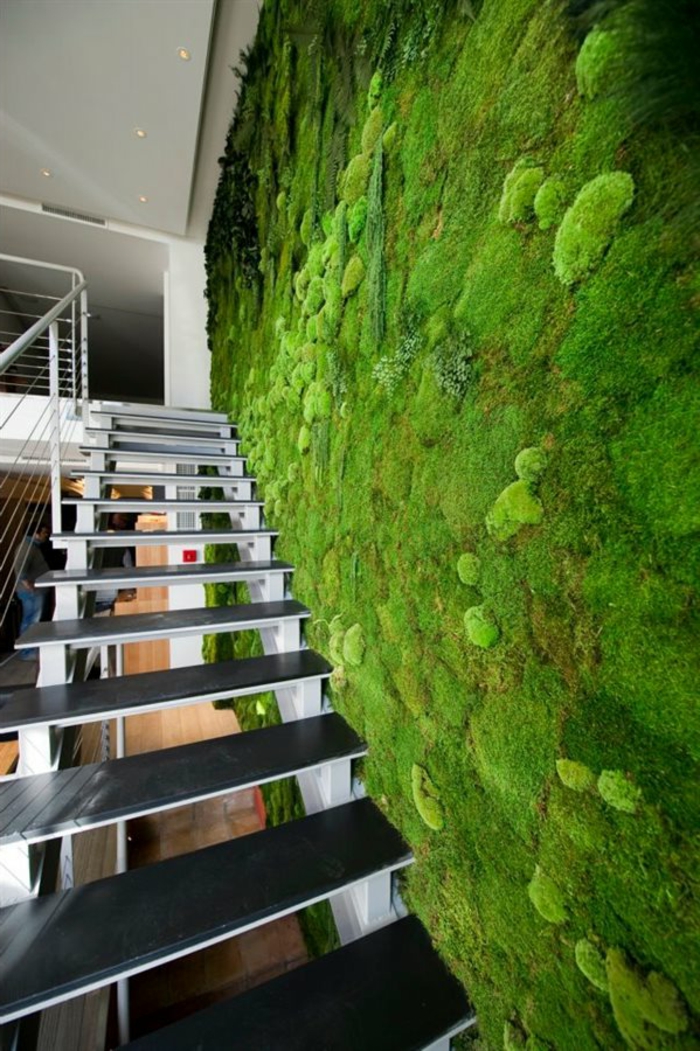 escalier préfabriqué, maison style loft, grand mur végétalisé intérieur, intérieur minimaliste