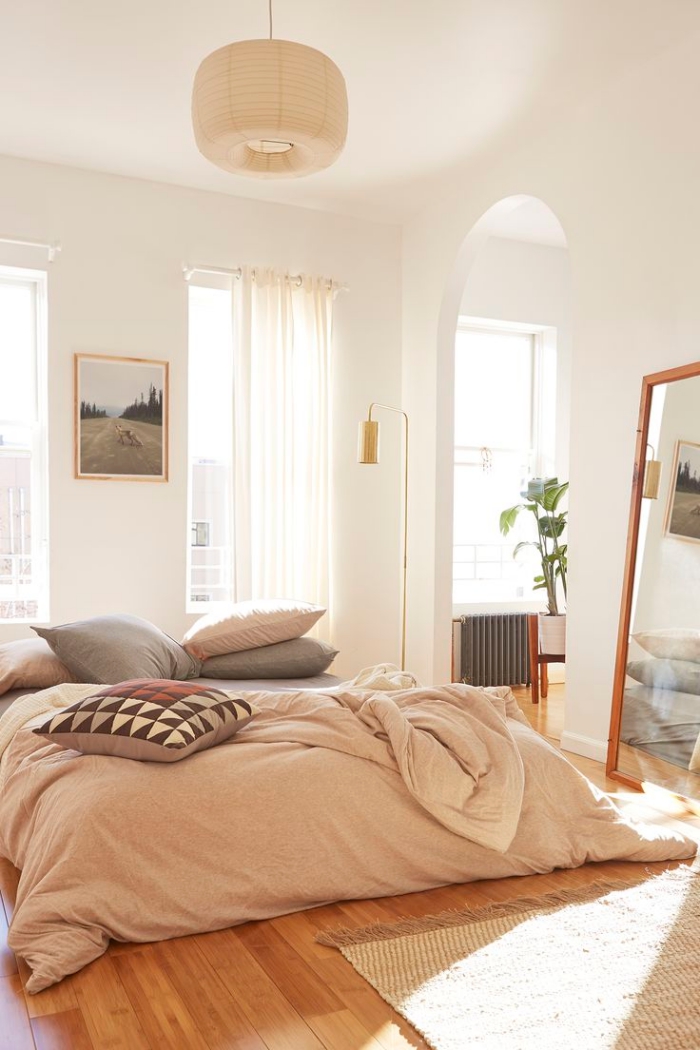 quel meuble chambre choisir pour une pièce à deco bohème avec lit bas couvert de coussins et plaids de nuances neutres et pastel