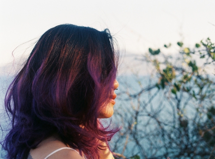 couleur prune cheveux naturels de base marron, coiffure aux cheveux foncés aux reflets violet prune