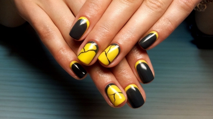 ongles mi-longs peints en noir et jaune avec déco à design marbre, ongle manicure mi-longs et noirs