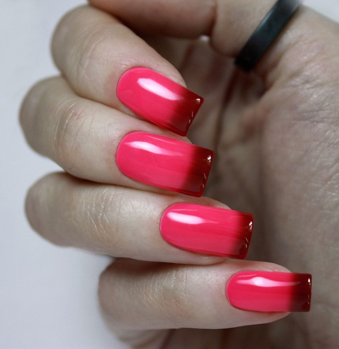 extensions et capsules gel pour rallonger les ongles courts, manucure en vernis gel rose et rouge, nail art technique ombre rose