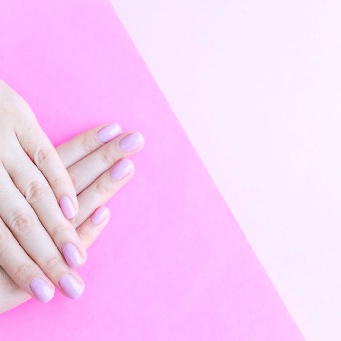 couleur ongle tendance, manucure de nuance rose pâle sur ongles mi-longs, mains sains et jolies à manucure rose