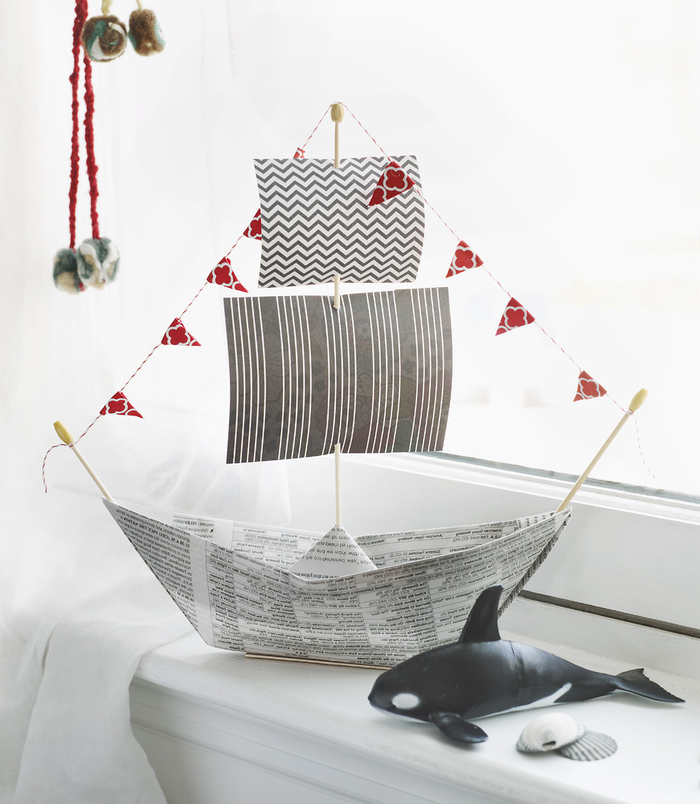 un modèle d'origami bateau à voile en papier journal parfait comme cadeau pour la fête des pères