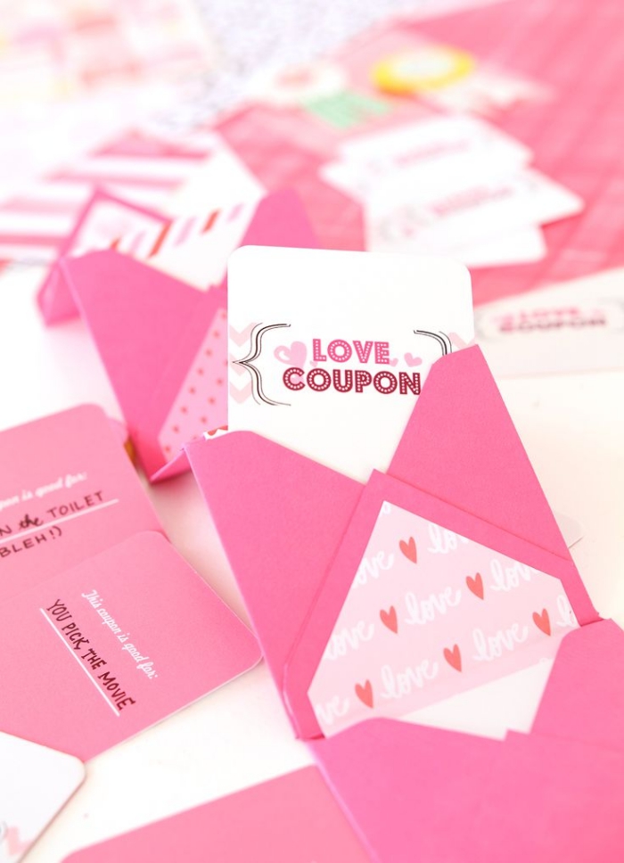 pliage enveloppe, modèle d'enveloppe carrée en papier rose avec décoration à motifs coeurs et mots amour
