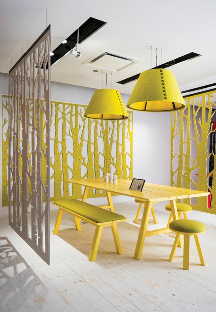 séparateurs d'espace en gris et jaune, en forme d'arbres, panneaux. mobiles, à suspendre pour une ambiance pop art 