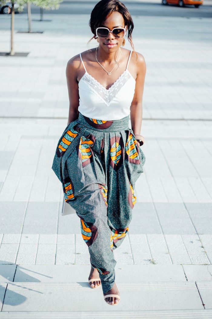 comment bien s'habiller en été femme, tenue femme africaine en pantalon large avec poches et top blanc combinés avec sandales beige