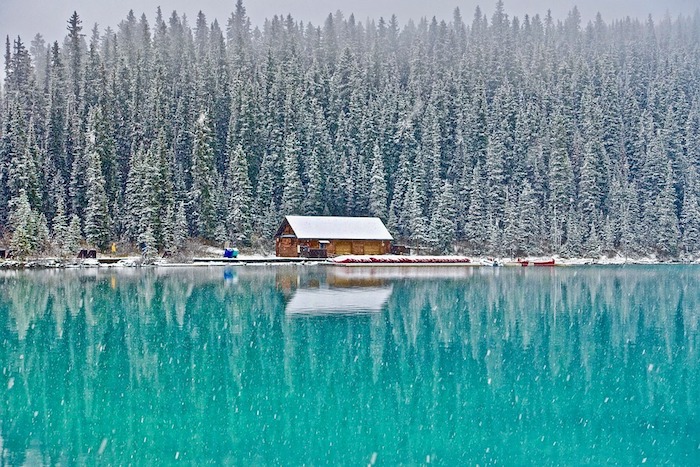 paysage d hiver chalet en bous au bord d un lac entouré d une foret enneigée de sapins, pourquoi visiter canada
