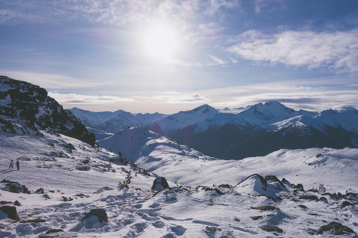 paysage enneigé au sommet de la montagne whistler, ciel ensoileillé, idée de visite de station de ski