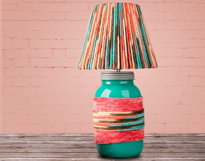 modèle de lampe diy customisée avec fil de laines colorées en peinture aquarelle orange et vert turquoise
