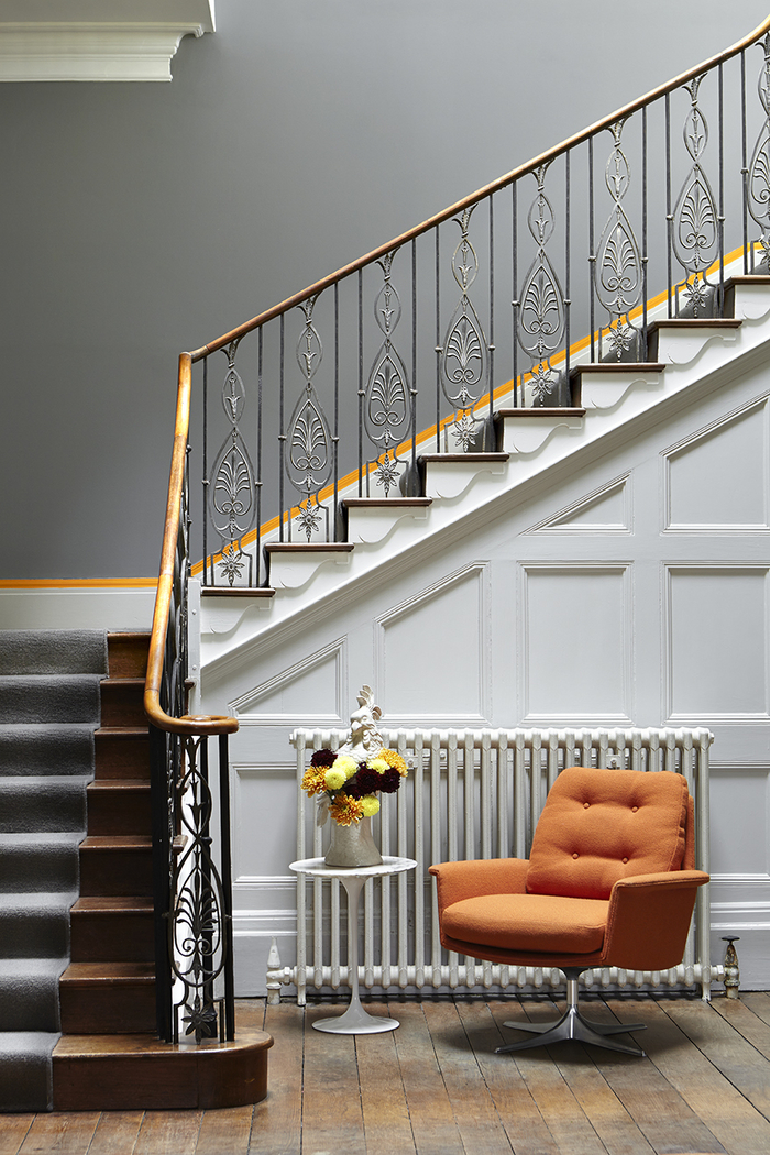 un escalier repeint en gris précieux pour une déco de montée d'escalier chic et raffinée
