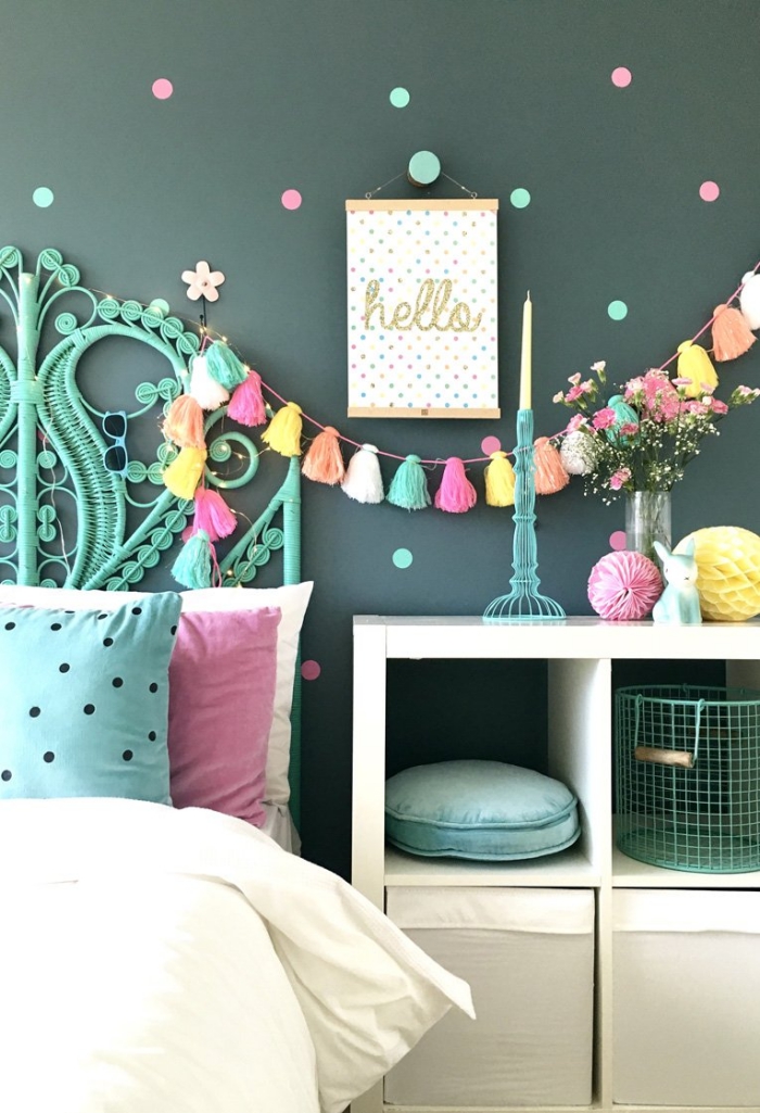 comment décorer une chambre avec guirlande en pompons et cercles de papier coloré