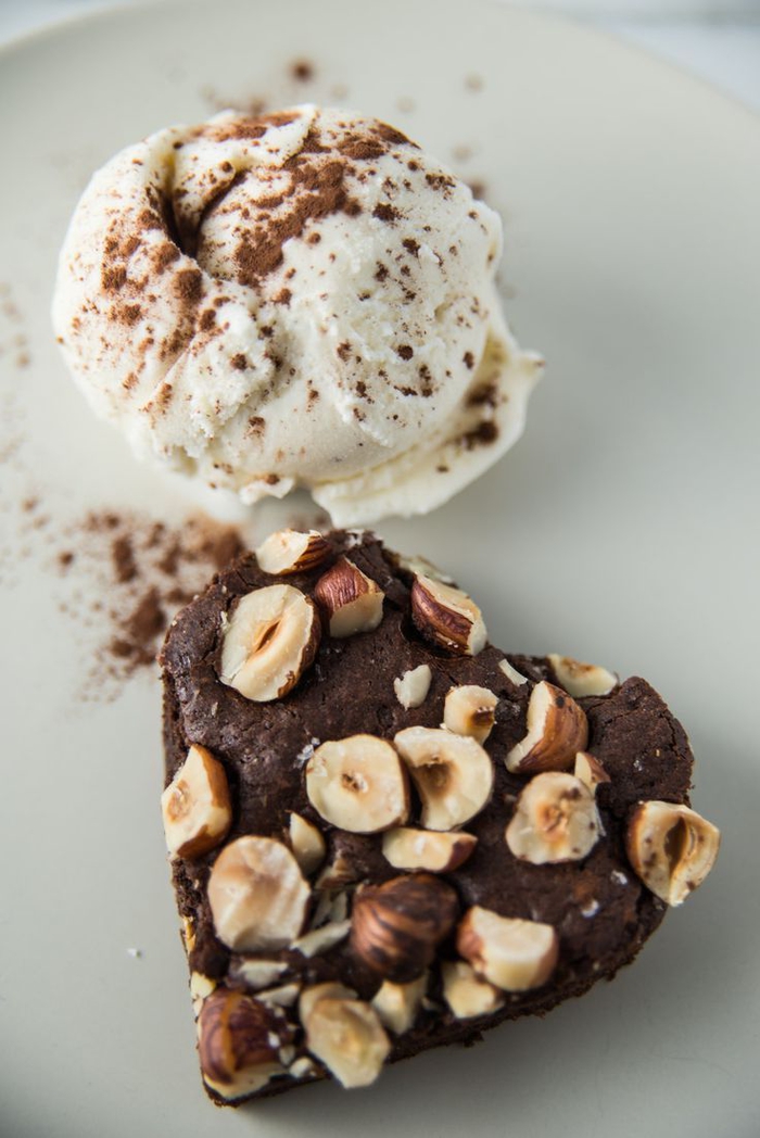 un dessert saint valentin rapide et facile de brownies en forme de coeur au chocolat, au café et aux noisettes