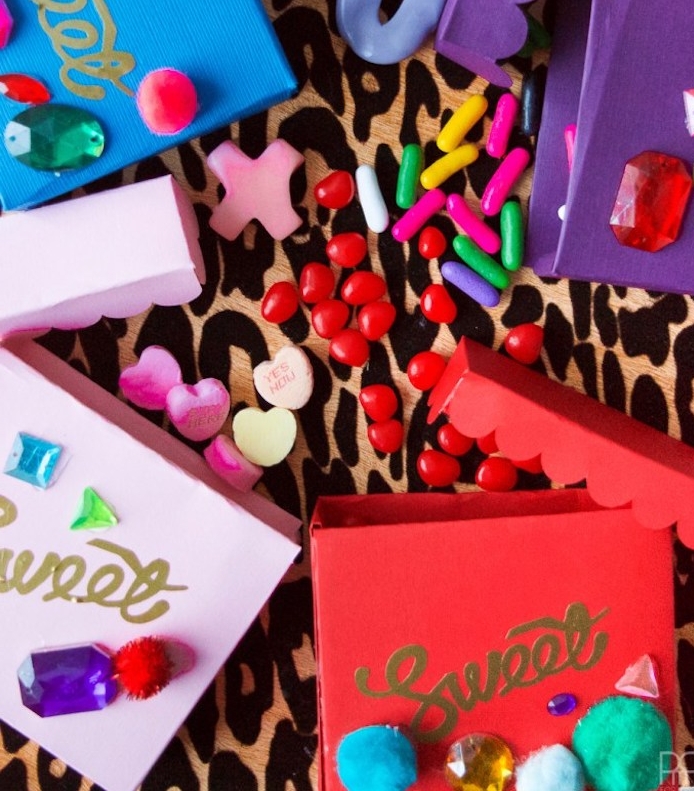 boites a bonbons colorées et décorées de pompons et de pierres avec des bonbons à l intérieur, que offrir a sa copine pour saint valentin