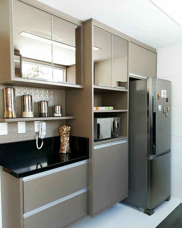 cuisine petit espace, meubles de cuisine en couleur bronze avec plan de travail noir luisant, haut frigo en couleur noire, carrelage blanc