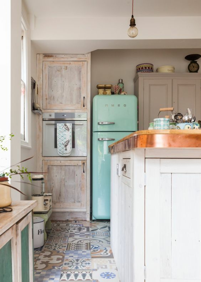 cuisine ouverte sur salon, carrelage en style mauresque en bleu et marron, îlot en lambris peint en blanc, meubles aux surfaces avec des effets de vieilli