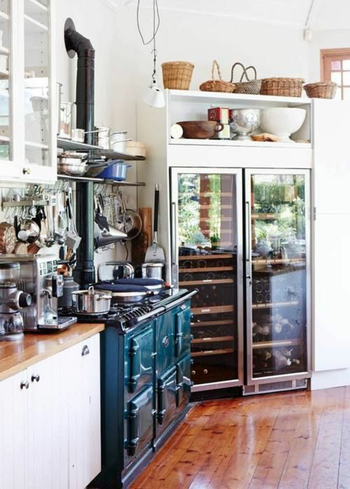 amenagement petite cuisine, meubles vintage et ambiance rustique, fourneaux en métal bleu canard, sol recouvert de parquet marron clair 